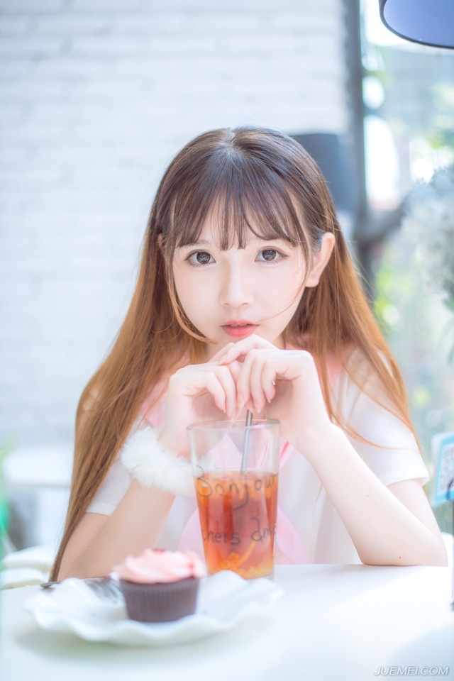 化妆有助气色，无助气质。有家产和有家教没有太大关系。——三毛《亲爱的三毛》